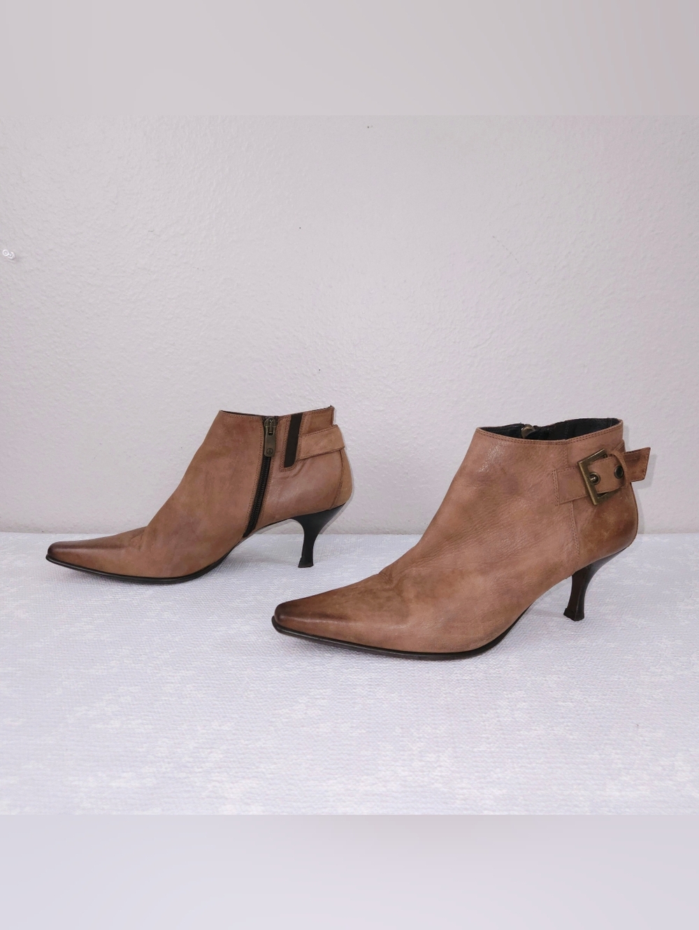 Donald J Pliner Loni Antiqued Leather Kitten Heeled Booties US 8.5